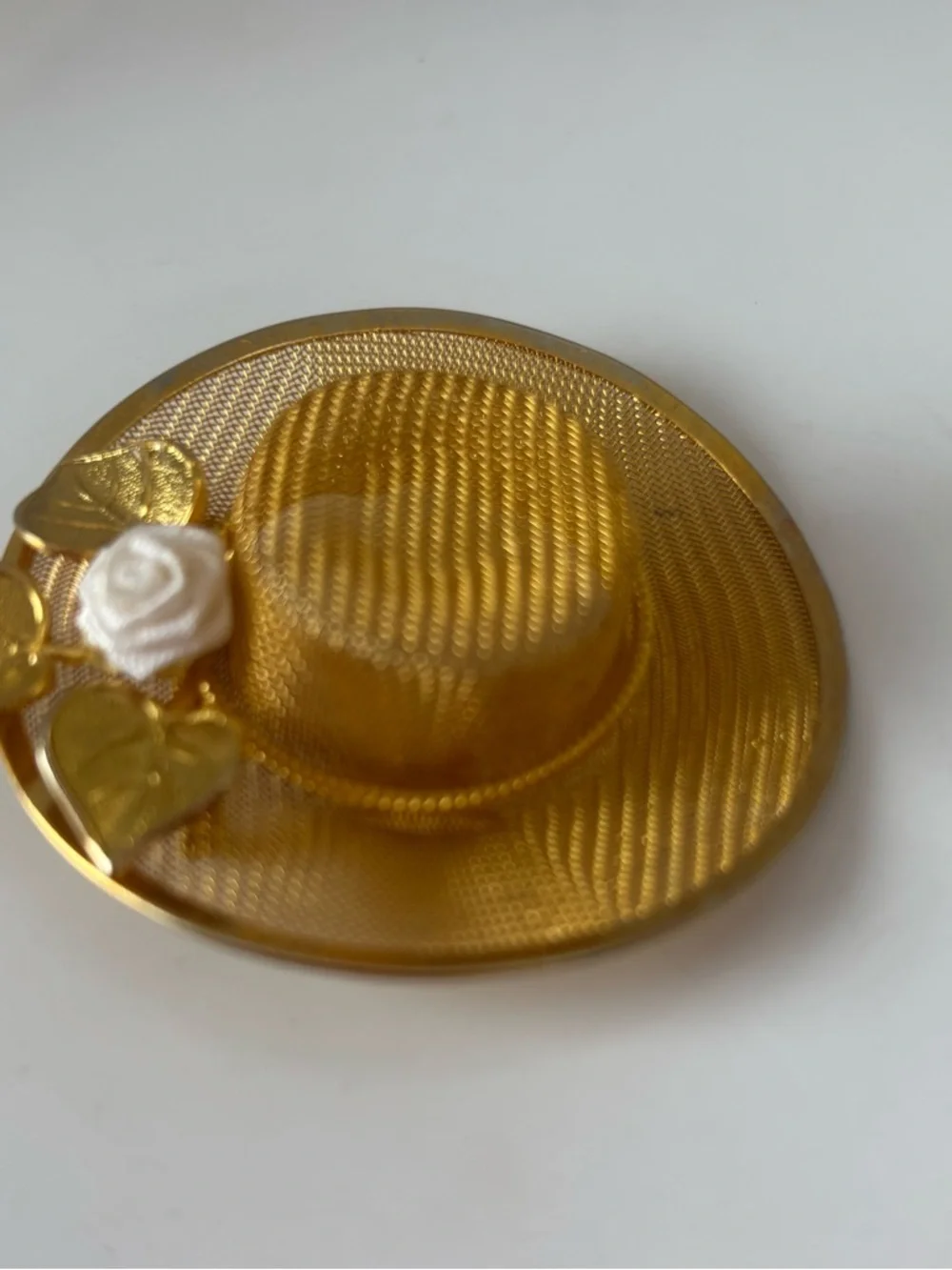 Vintage Gold tone mesh hat brooch